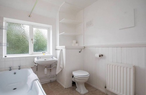 Old Windsor House | Large 4 bed by River Thames