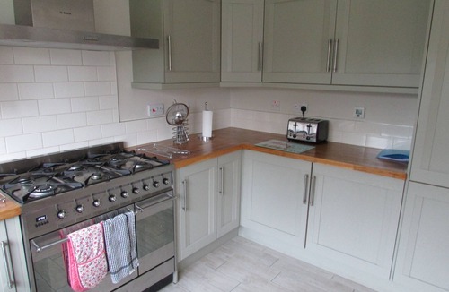 Newark House | Large 4 bed detached house with parking