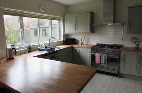 Newark House | Large 4 bed detached house with parking