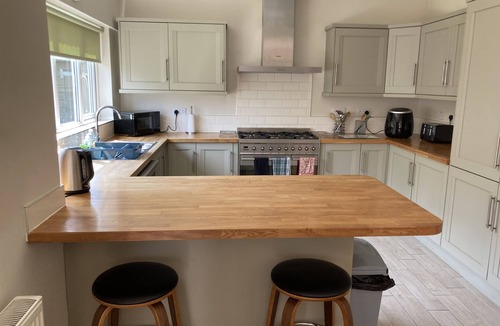 Newark House | Large 4 bed detached house with parking