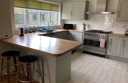 Newark House | Large 4 bed detached house with parking