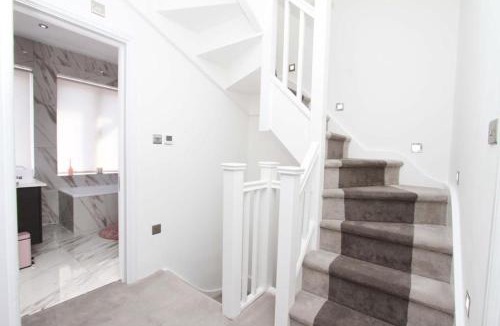 Uxbridge South House | Large 4 bed Lux House