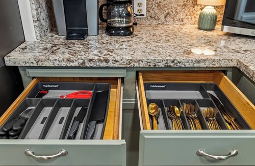 Modesto House | Large 4 Bedroom Home - Pool | Mini Golf | Fire-Pit