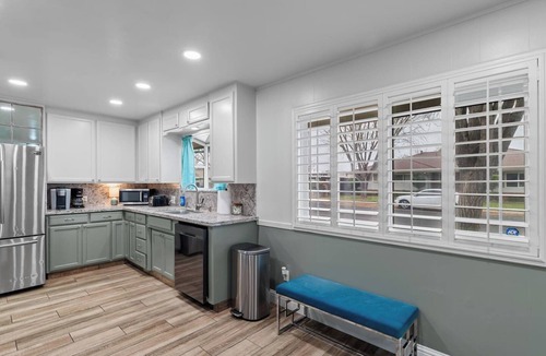 Modesto House | Large 4 Bedroom Home - Pool | Mini Golf | Fire-Pit