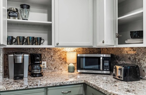 Modesto House | Large 4 Bedroom Home - Pool | Mini Golf | Fire-Pit