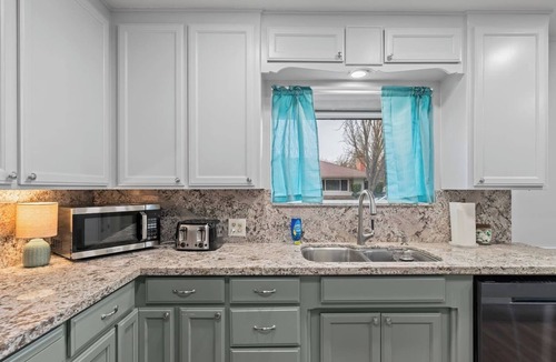 Modesto House | Large 4 Bedroom Home - Pool | Mini Golf | Fire-Pit