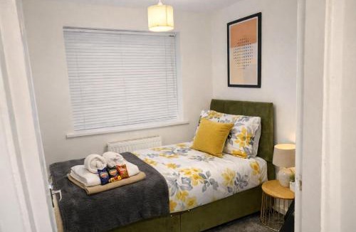 Chester-le-Street Villa | Large 4 bedroom house for Contractors, Large groups or Retreat sleeps 8 people in Durham