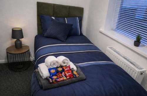 Chester-le-Street Villa | Large 4 bedroom house for Contractors, Large groups or Retreat sleeps 8 people in Durham