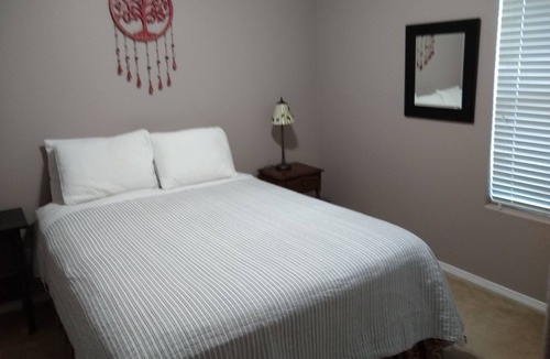 Santa Fe House | Large 4 bedroom! Just off the bypass
