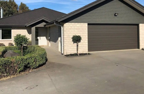 Te Kowhai House | Large 4 Bedroom Villa: Spa & Firepit!