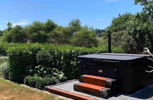 Te Kowhai House | Large 4 Bedroom Villa: Spa & Firepit!