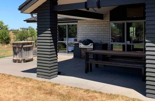 Te Kowhai House | Large 4 Bedroom Villa: Spa & Firepit!