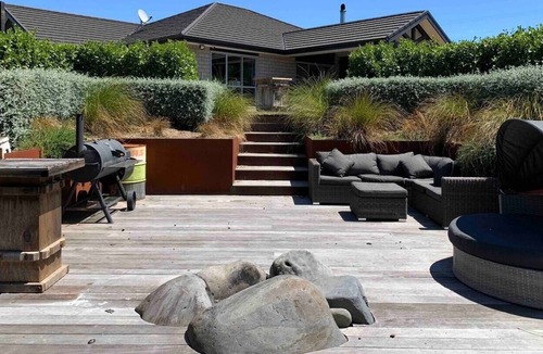 Te Kowhai House | Large 4 Bedroom Villa: Spa & Firepit!