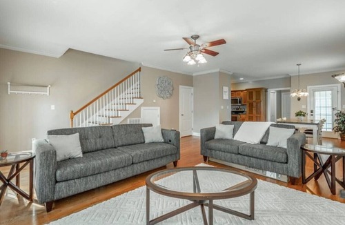Kansas City House | Large 4 bedrooms| 8 beds | Pet Friendly | On the Plaza