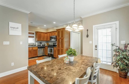Kansas City House | Large 4 bedrooms| 8 beds | Pet Friendly | On the Plaza