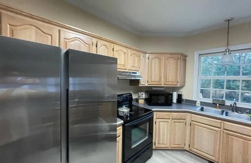 Gloucester Point House | Large 4bed 2.5b home w/fenced in back yard & deck