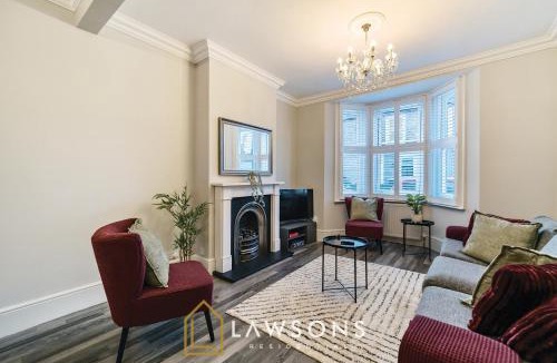 Windsor House | Large 4BR Home, 2 Baths, Castle Views