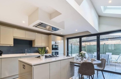 Windsor House | Large 4BR Home | 2 Baths, Windsor Castle Views