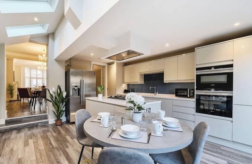 Windsor House | Large 4BR Home | 2 Baths, Windsor Castle Views