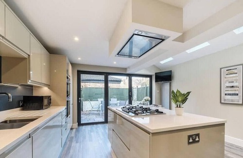 Windsor House | Large 4BR Home | 2 Baths, Windsor Castle Views