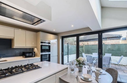 Windsor House | Large 4BR Home | 2 Baths, Windsor Castle Views