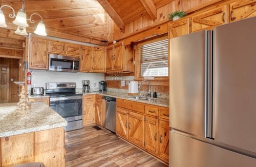 Sevierville Cabin | Large 5 bedroom, 4.5 bath that sleeps 22 with easy access to Pigeon Forge