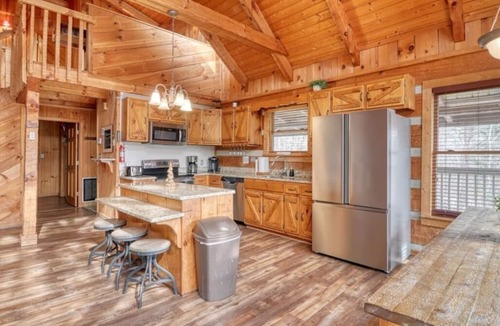 Sevierville Cabin | Large 5 bedroom, 4.5 bath that sleeps 22 with easy access to Pigeon Forge