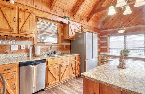 Sevierville Cabin | Large 5 bedroom, 4.5 bath that sleeps 22 with easy access to Pigeon Forge
