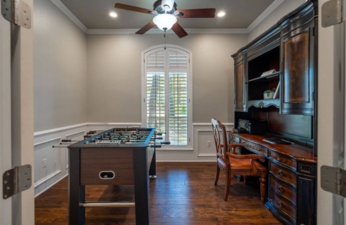 Kingston House | Large 5-bedroom house with WiFi, salt water pool, pool table and shuffle board!