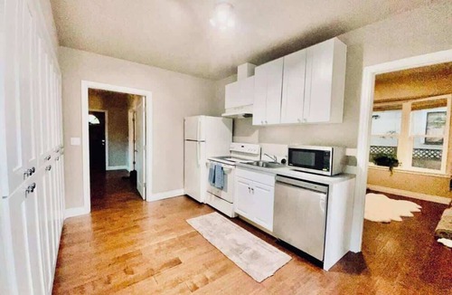 University District House | Large 5bd/2Ba home in Seattle with AC/Wifi
