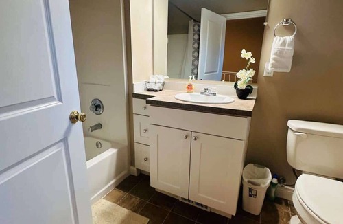 University District House | Large 5bd/2Ba home in Seattle with AC/Wifi