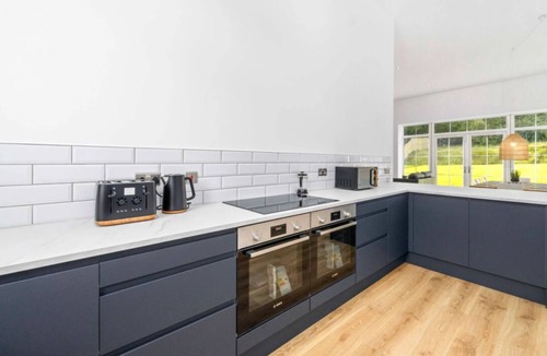 Fintry House | Large 5Bed with parking & garden