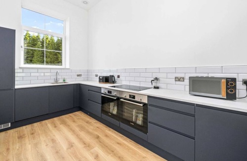 Fintry House | Large 5Bed with parking & garden