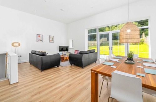 Fintry House | Large 5Bed with parking & garden