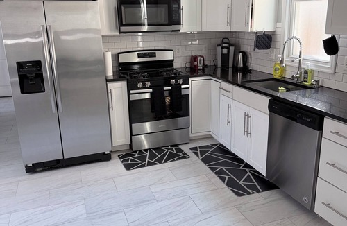 Lansdowne House | Large 5BR Home Sleeps 12 Fireplace ADA-Friendly Access