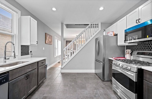 Chicago House | Large 5BR Retreat. Perfect for Long Stays & Groups