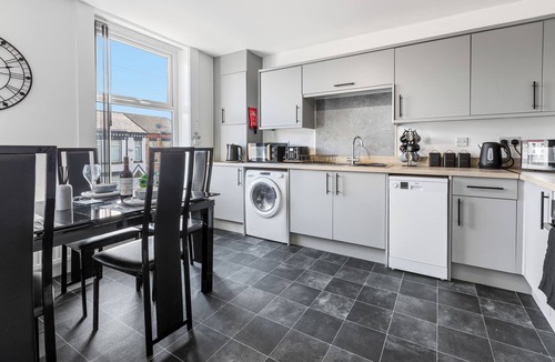 Birkenhead House | Large 6 bed 3 bath House ideal for workers/large groups