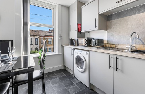 Birkenhead House | Large 6 bed 3 bath House ideal for workers/large groups