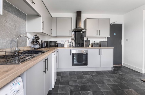 Birkenhead House | Large 6 bed 3 bath House ideal for workers/large groups