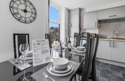 Birkenhead House | Large 6 bed 3 bath House ideal for workers/large groups