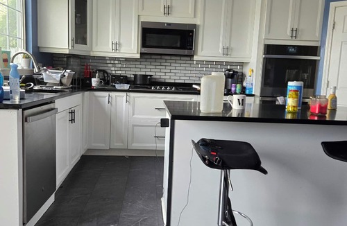 Russell House | Large 6 bedroom 3.5 baths home.n2 bedroom 1 bath available for rent Nice scenery