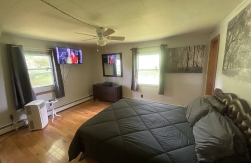 Cooperstown House | Large 6 bedroom, Big Yard, Three miles to Dreams Park