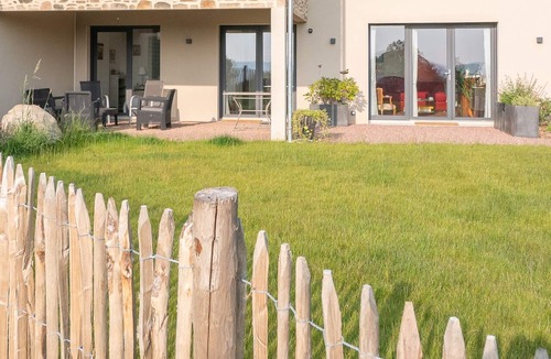 Le Bo Cottage | Large 60 m2 gîte for 4 to 6 people on garden level with 2 terraces.