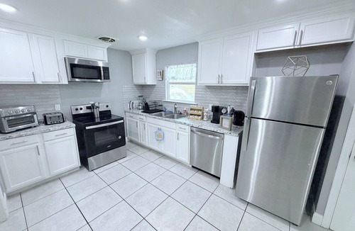 Meadowbrook House | Large 6BR Fort Worth Home Sleeps 10+ Family & Group Friendly