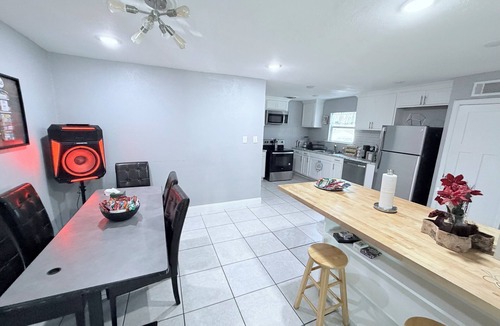 Meadowbrook House | Large 6BR Fort Worth Home Sleeps 10+ Family & Group Friendly