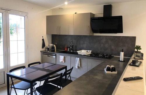 Joigny House | Large 7-bed apartment in recent bungalow