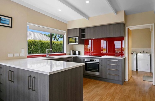 Richmond Heights House | Large accommodation for 8 guests - 4 Queen bedrooms