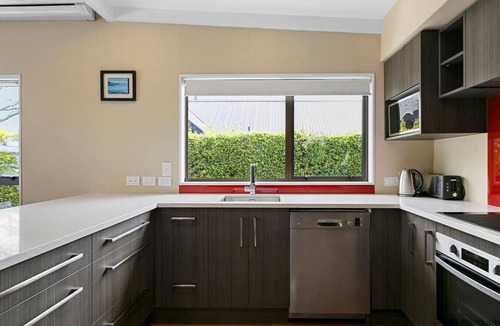 Richmond Heights House | Large accommodation for 8 guests - 4 Queen bedrooms