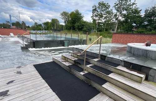 Henne House | Large activity house with free waterpark and bowling.