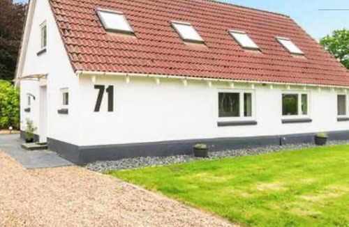Henne House | Large activity house with free waterpark and bowling.